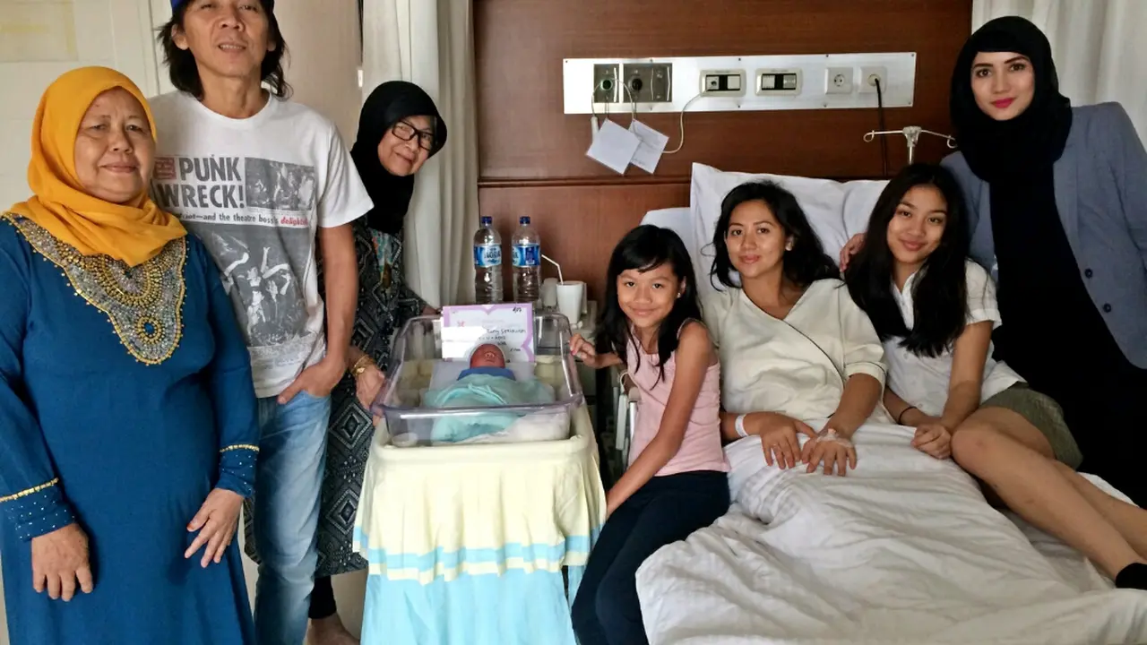 [Bintang] Bimbim Slank dan keluarga