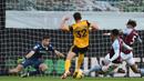 Bek Aston Villa, Tyrone Mings, berusaha menghalau bola saat melawan Wolverhampton Wanderers pada laga Liga Inggris di Stadion Molineux, Minggu (13/12/2020). Aston Villa menang dengan skor 0-1. (Rui Viera/Pool/AFP)