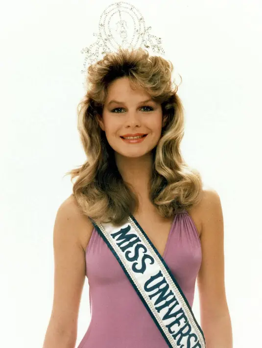 Mewakili New Zealand, Lorraine Downes terpilih sebagai Miss Universe 1983. Ia menciptakan tren rambut ikal medium dengan poni yang mengembang. Di usia senjanya kini, Lorraine Downes masih tetap cantik (instagram/enpofficial)