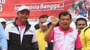 Wakil Presiden RI Jusuf Kalla didampingi Menteri Pemuda dan Olah Raga Imam Nahrowi hadir pada peluncuran Logo Asian Games ke 18 di Jakarta-Palembang, Minggu (27/12/2015). (Bola.com/Nicklas Hanoatubun)