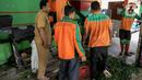 Aktivitas pengolahan pupuk kompos dari  sampah daun di TPS 3R Ketapang Satpel Lingkungan Hidup Kecamatan Gambir, Jakarta, Rabu (22/2/2023). TPS 3R Ketapang Satpel Lingkungan Hidup Kecamatan Gambir itu dapat mereduksi atau mengurai sampah organik menjadi kompos sebanyak 200-300 kilogram per hari. (Liputan6.com/Faizal Fanani)