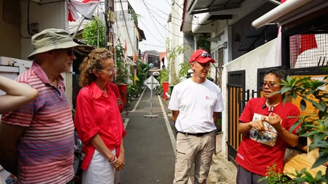 Duta Besar Kerajaan Belanda untuk Indonesia Marc Gerritsen mengunjungi RT 008 RW 004, Kelurahan Malaka Jaya, Duren Sawit, Jakarta Timur, bertepatan dengan perayaan HUT ke-81 Kemerdekaan Republik Indonesia.