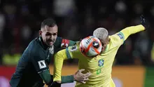 Richarlison dari Timnas Brasil (kanan) dan Luis Haquin dari Timnas Bolivia berebut bola dalam laga kualifikasi Piala Dunia 2026 di Stadion Villa Ingenio, El Alto, Bolivia, Selasa, 9 September 2025. (AP Photo/Juan Karita)