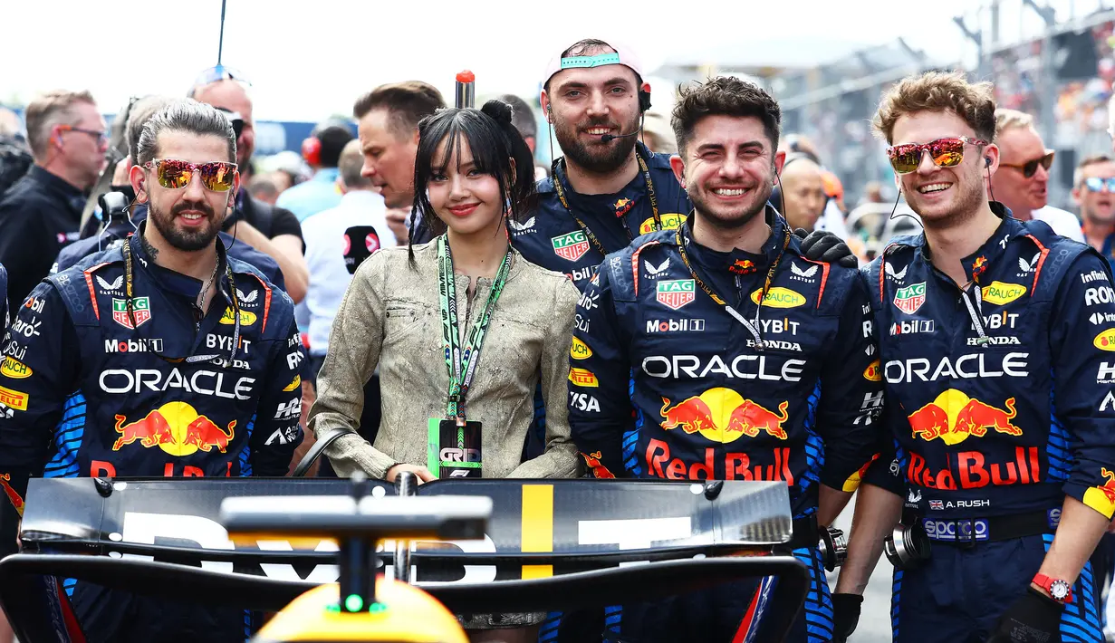 Lisa Blackpink berfoto bersama dengan kru tim Red Bull Racing saat Formula 1 GP Miami 2024 di Miami International Autodrome, Flordia, Amerika Serikat, Minggu (05/05/2024). (AFP/Getty Images/Mark Thompson)