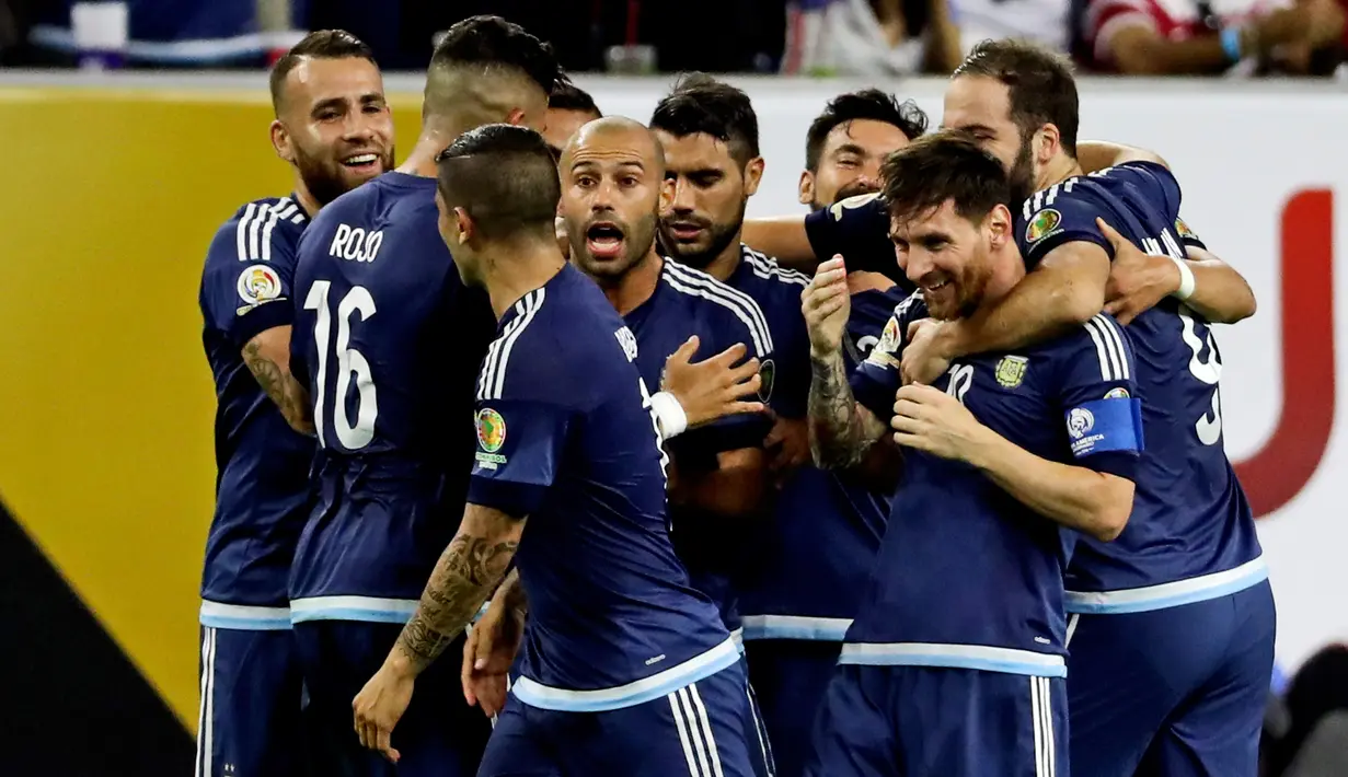 Penyerang Argentina, Lionel Messi (10) merayakan gol bersama rekan-rekannya usai mencetak gol ke gawang AS di Stadion NRG, (21/6). Argentina melaju ke Final Copa America Centenario 2016. (Kevin Jairaj-USA TODAY Sports)