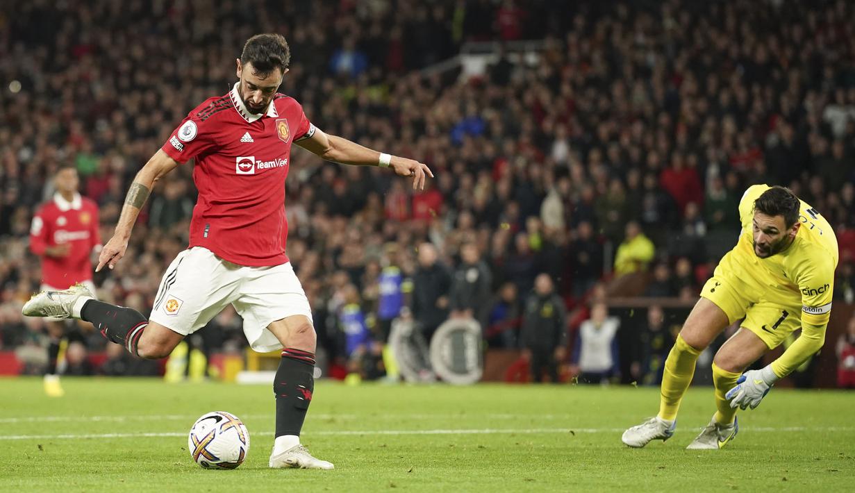 Manchester United mencoba langsung tampil menggebrak sejak awal babak pertama. Namun sayang beberapa peluang gagal berbuah gol. (AP/Dave Thompson)