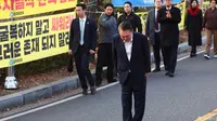 Presiden Korea Selatan yang dimakzulkan Yoon Suk Yeol menyapa para pendukungnya setelah keluar dari pusat penahanan di Uiwang, Korea Selatan, Sabtu (8/3/2025). (Dok. AP/Kim Do-hun/Yonhap)