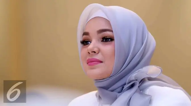 Tampil gaya tak harus menggunakan banyak aksesori, dengan paduan sederhana Dewi Sandra pun bisa tampil stylish. 