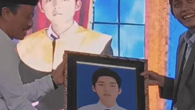 Gus Iqdam menerima hadiah foto sewaktu menimba ilmu di MTs Negeri 1 Blitar (SS: YT ABRI Media)