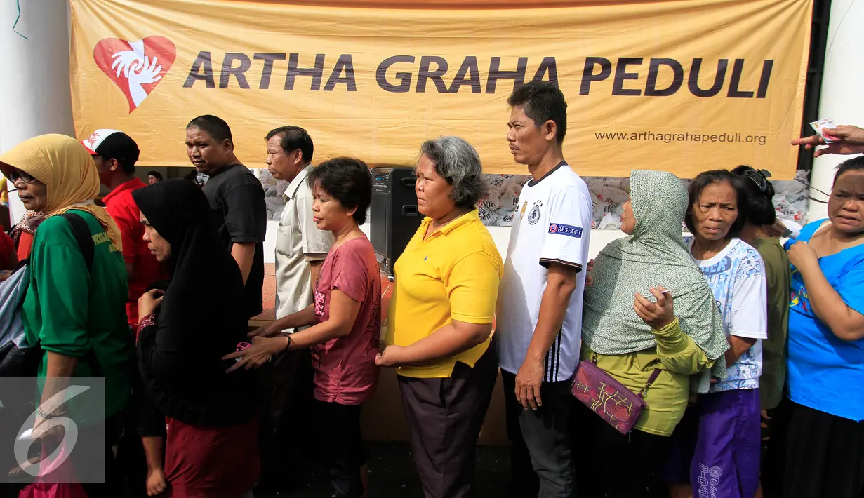 Warga mengantre untuk mendapat sembako dan daging murah di kawasan Pegangsaan, Jakarta Pusat, Rabu (29/6). Paket sembako berisi beras 2 kg, gula 1 kg, minyak goreng 1 liter dan 3 bungkus mie instan. (Liputan6.com/Angga Yuniar)