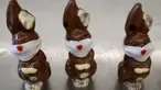 Cokelat paskah berbentuk kelinci yang mengenakan masker di toko roti Baeckerei Bohnenblust di Bern, Swiss, Jumat (27/3/2020). Cokelat berbentuk kelinci dengan masker berwarna putih dari tepung gula ini dibuat di tengah pandemi virus corona yang sedang merebak di seluruh dunia. (STEFAN WERMUTH/AFP)