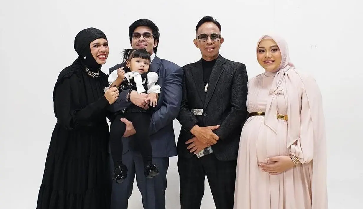 Turut hadir juga keluarga kecilnya, Atta Halilintar dan anak pertama mereka, Ameena Hanna Nur Atta.