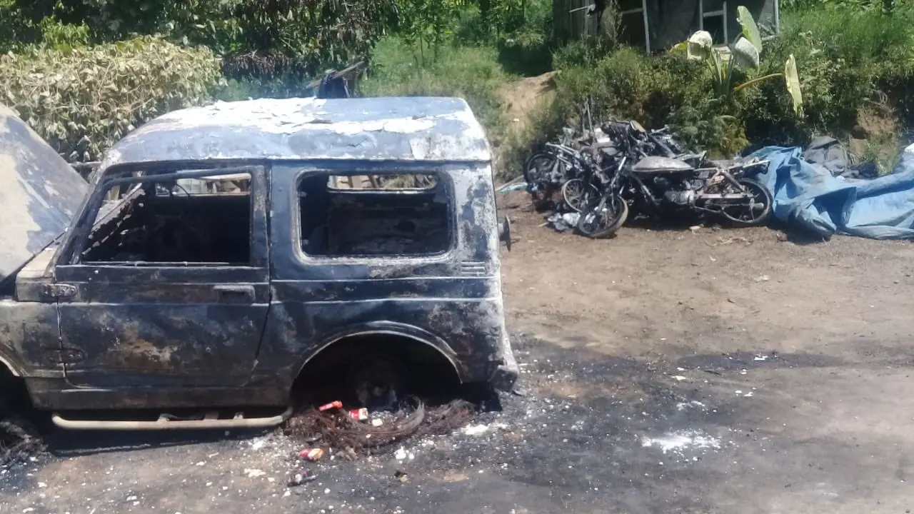 Mobil milik warga nampak hangus terbakar dalam kerusuhan di Desa Margomulyo, Kecamatan Silo, Jember (Istimewa)