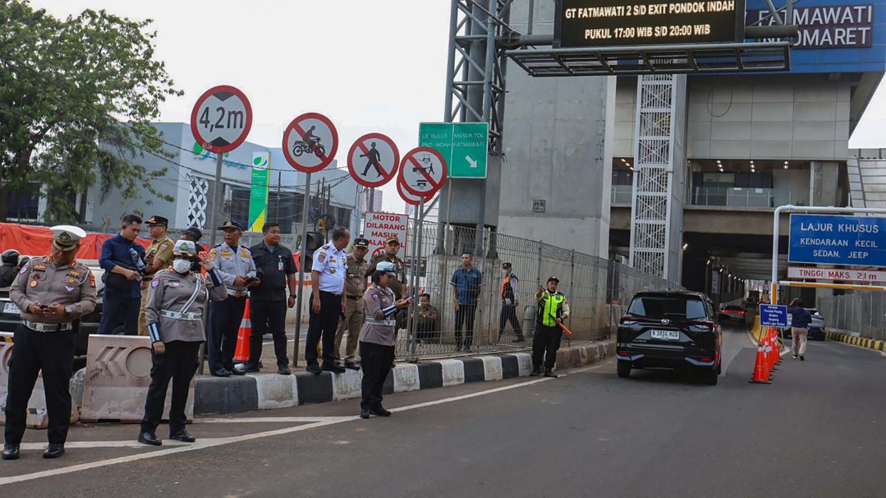 FOTO: Uji Coba Rekayasa Lalin di TB Simatupang, Jalur Gratis Tol Fatmawati Dibuka