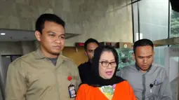 Anggota DPR F-Hanura Dewie Yasin Limpo membawa dokumen administrasi pindah rutan KPK ke Rutan Pondok Bambu di KPK, Jakarta, Kamis (22/10). Dewie ditahan terkait dugaan suap proyek PLTMH Papua. (Liputan6.com/Helmi Afandi)