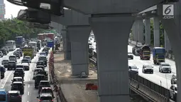 Kendaraan melintas di ruas jalan Tol Jakarta-Cikampek, Bekasi, Jawa Barat, Sabtu (29/12). Menghadapi libur panjang akhir tahun diperkirakan volume kendaraan meningkat hingga 30 persen. (Merdeka.com/Imam  Buhori)