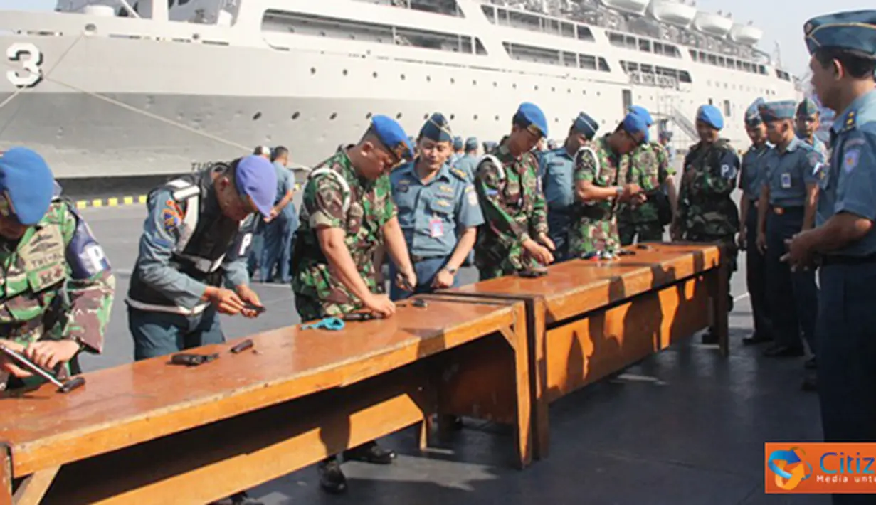 Citizen6, Tanjung Priok: Inspektorat Kolinlamil melaksanakan uji petik perorangan bongkar pasang senjata di satuan kerja Denmako Kolinlamil, bertempat di Lapangan Apel Mako Kolinlamil, Tanjung Priok, Rabu (12/9). (Pengirim: Dispenkolinlamil)