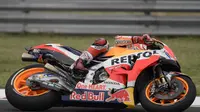 Pembalap Repsol Honda, Marc Marquez jadi yang tercepat pada latihan bebas kedua MotoGP Argentina 2018. (Juan MABROMATA / AFP)