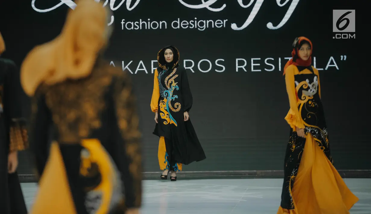 Model mengenakan busana rancangan Lia Afif bertajuk "Rancakaroros Resitala" pada ajang Indonesia Fashion Week (IFW) 2019 di Jakarta Convention Center, Kamis (28/3). Lia Afif baru saja merilis 12 koleksi busana terbarunya menggunakan kain batik dari Kutai Timur. (Liputan6.com/Faizal Fanani)