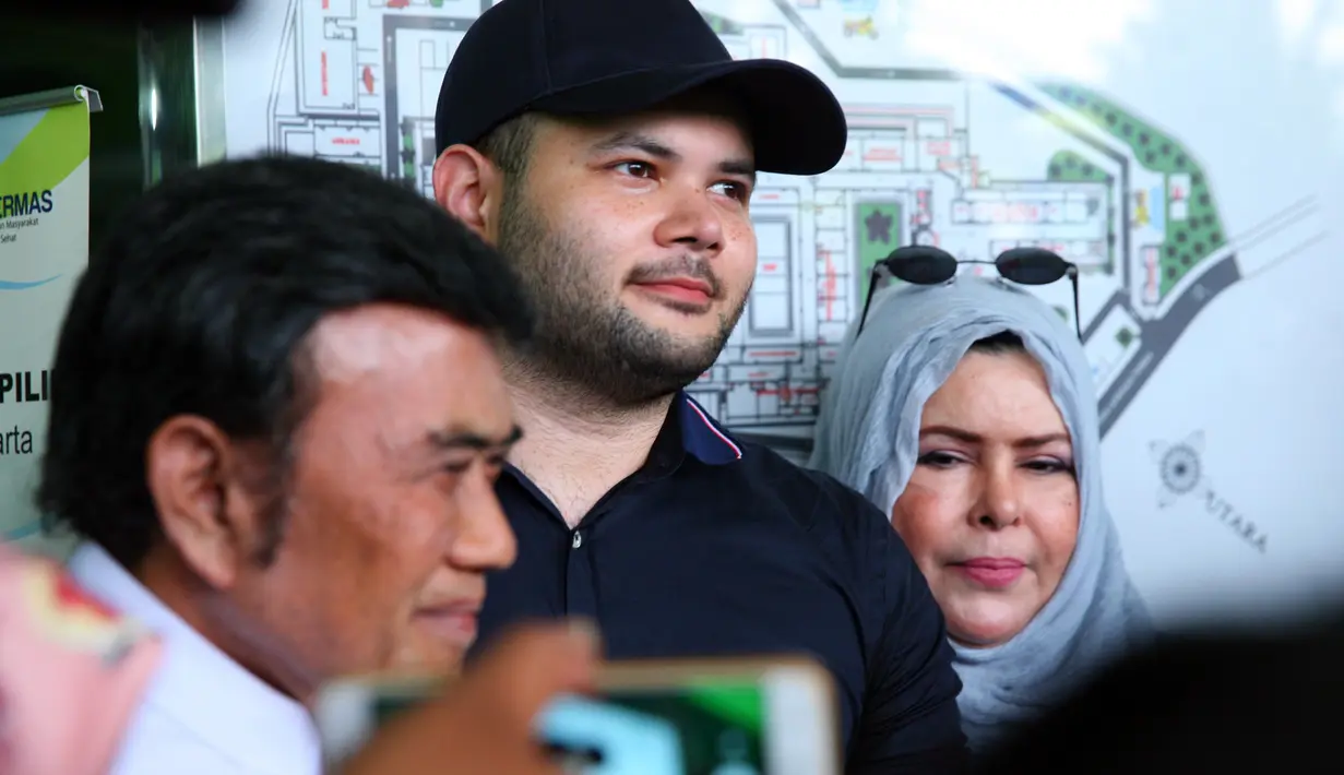 Rasa syukur juga lantaran putranya tidak perlu lagi mengikuti rawat jalan, atau kembali menjalani proses penyembuhan. Sebagai orang tua, ia berharap putranya tidak kembali lagi ke RSKO sampai mati nanti. (Nurwahyunan/Bintang.com)