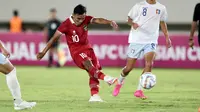 Pemain Timnas Indonesia U-23, Arkhan Fikri melakukan tembakan ke arah gawang Chinese Taipei U-23 dalam pertandingan Grup K Kualifikasi Piala Asia U-23 2024 di Stadion Manahan, Solo, Sabtu (9/9/2023). (Bola.com/Arief Bagus)