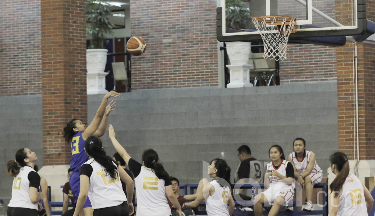 Pebasket Merpati Bali, Dora Lovita, berusaha memasukan bola saat uji coba melawan UPH. Pertandingan ini merupakan bagian dari persiapan Merpati Bali jelang Tenaga Baru Perbasi Open Tournament. (Bola.com/M Iqbal Ichsan)