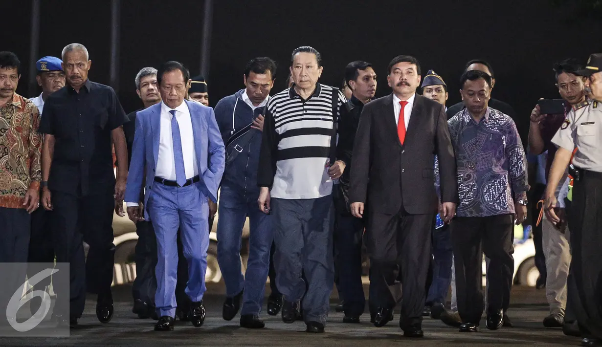 Terpidana kasus korupsi Bantuan Likuiditas Bank Indonesia (BLBI) Samadikun Hartono (tengah) tiba di Bandara Halim Perdana Kusuma, Jakarta, Kamis (21/4/2016) Samadikun telah ditangkap di Shanghai, China beberapa waktu lalu. (Liputan6.com/Faizal Fanani)