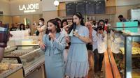 Prilly Latuconsina hadir dengan bisnis di bidang kuliner roti dan kue yang bernama LA JOIE Bakery Café.