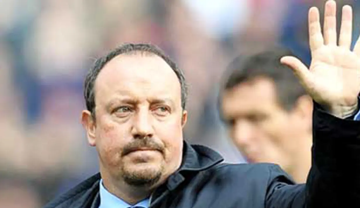 Lambaian tangan manajer Liverpool Rafael Benitez kepada para suporter klub seusai laga lawan Burnley di Turf Moor, 25 April 2010. Liverpool unggul 4-0. AFP PHOTO / ANDREW YATES