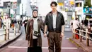 <p>Tak ketinggalan, pasangan Dinda Hauw dan Rey Mbayang juga pernah mengunjungi Jepang untuk berwisata. kerap menggunakan pakaian serasi, kali ini busana keduanya didominasi bahan leather berwarna coklat. [Instagram/dindahw]</p>