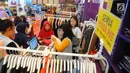 Pengunjung menunggu untuk membayar produk di kasir selama pameran DhawaFest Pesona 2019 di Kementerian Keuangan, Jakarta, Rabu (8/5/2019). Acara pameran produk lokal nusantara tersebut diselenggarakan hingga 10 Mei 2019 mendatang. (Liputan6.com/Angga Yuniar)