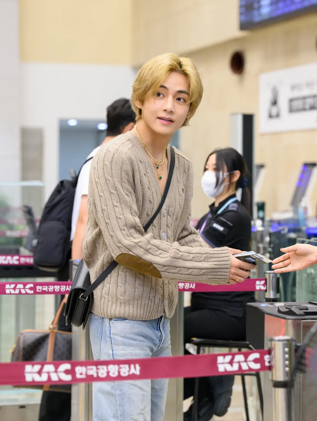 Pesona Full Damage Human Celine, 6 Potret V dan Park Bo Gum Terlihat di ...