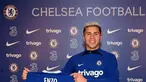 Gelandang Timnas Argentina, Enzo Fernandez tersenyum sambil berpose dengan seragam klub barunya Chelsea. Chelsea akhirnya mendapatkan Enzo Fernandez di Deadline Day bursa transfer musim dingin Januari 2023. Di Chelsea Enzo akan mengenakan nomor punggung lima yang sebelumnya digunakan oleh Jorginho yang direkrut Arsenal. (Instagram/enzojfernandez)