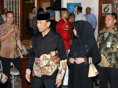 Menkopolhukam Wiranto tiba melayat ke rumah duka Presiden RI ke-3 BJ Habibie di Patra Kuningan, Jakarta, Rabu (11/9/2019). BJ Habibie wafat pada hari Rabu (11/9) di usia 83 tahun dan akan dimakamkan pada hari Kamis di TMP Kalibata setelah salat Dzuhur. (Liputan6.com/Angga Yuniar)