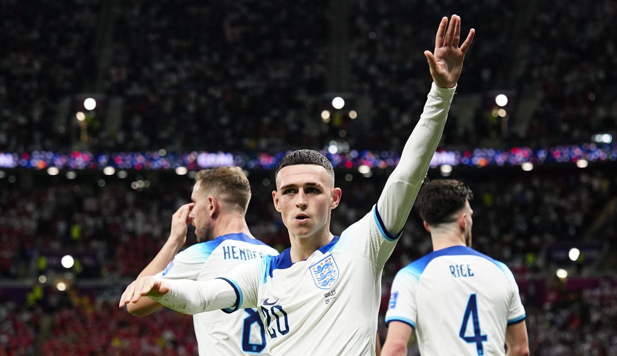 Phil Foden. Seain menyumbang satu gol dalam kemenangan 3-0 Inggris atas Wales, pemain Manchester City ini juga berperan besar dalam proses terjadinya gol pertama Marcus Rashford. Berkat akselerasinya, ia dijatuhkan pemain belakang Wales yang menghasilkan tendangan bebas yang akhirnya mampu dikonversi menjadi gol oleh Marcus Rashford pada menit ke-50. Hanya berjarak satu menit dari gol Marcus Rashford, Phil Foden menggandakan keunggulan lewat golnya memanfaatkan umpan Harry Kane. (AP/Pavel Golovkin)