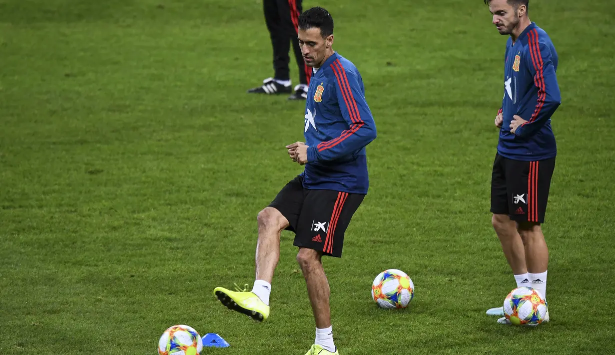 Gelandang Spanyol, Sergio Busquets (kiri) menendang bola saat latihan tim di Solna, Swedia (14/10/2019). Spanyol akan bertanding melawan Swedia pada Grup F Kualifikasi Piala Eropa 2020 di Stadion Friends Arena. (AFP Photo/Jonathan Nackstrand)