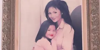 Krisdayanti mengunggah sebuah foto jadul bersama sang putri, Aurel Hermansyah. Dalam foto tersebut, Aurel tampil cantik dengan rambut lurus dan lipstik tebal. (Foto: Instagram/@krisdayantilemos)