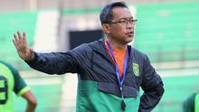 Pelatih Persebaya Surabaya, Aji Santoso. (Bola.com/Aditya Wany)