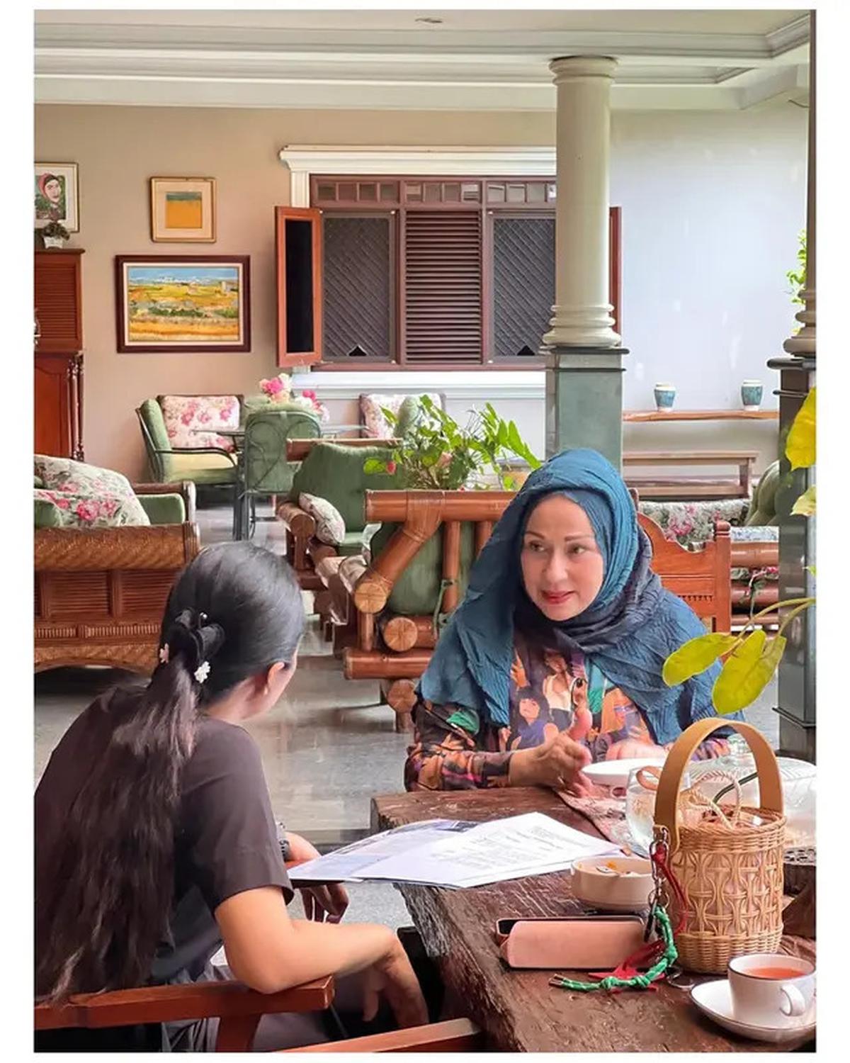 5 Potret Teras Semi Terbuka Rumah Camelia Malik, Bernuansa Klasik dan Tropis