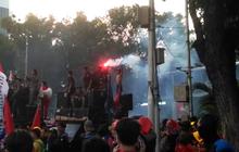 VIDEO: Suar Asap Dan Kembang Api Tutup Aksi May Day di Jakarta