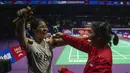 Selebrasi kemenangan Tunggal putri Indonesia, Ester Nurumi Tri Wardoyo (kiri) bersama rekannya, Gregoria Mariska Tunjung setelah menjadi penentu kemenangan 3-0 Tim Uber Indonesia atas Thailand pada laga perempatfinal Piala Uber 2024 di Hi-Tech Zone Sports Centre Gymnasium, Chengdu, China, Jumat (3/5/2024) usai mengalahkan wakil Thailand, Supanida Katethong dengan tiga gim, 19-21, 21-19 dan 21-19. (AP Photo/Ng Han Guan)