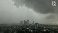 Awan mendung menggelayut di langit Jakarta, Kamis (1/2). Badan Meteorologi, Klimatologi, dan Geofisika (BMKG) memprediksi potensi curah hujan dari sedang hingga tinggi akan terjadi hingga 1 minggu ke depan. (Liputan6.com/Immanuel Antonius)