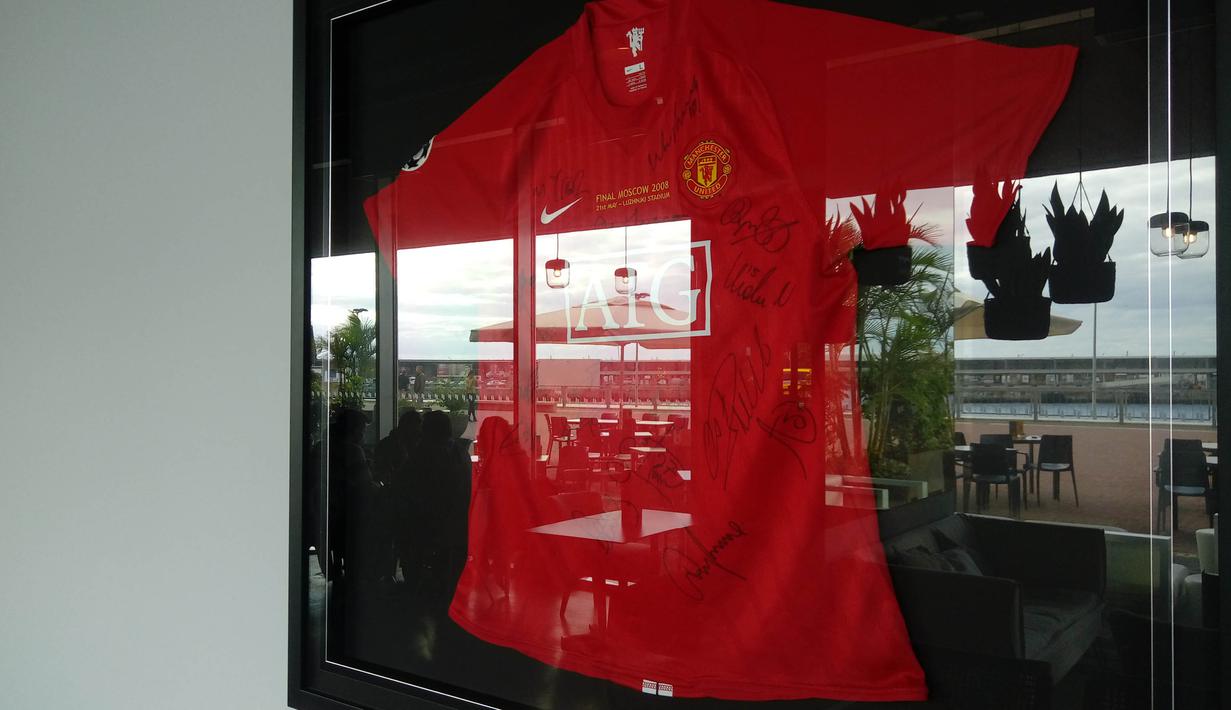 Jersey Manchester United dengan tanda tangan seluruh pemain menghiasi CR7 Corner Restaurant and Bar. Cristiano Ronaldo membangun bisnis pariwisata itu di kota kelahirannya Funchal.  (Bola.com/Reza Khomaini)