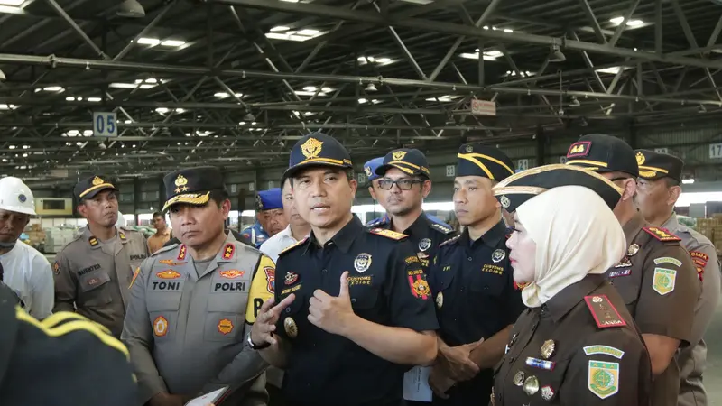 Kanwil Bea Cukai Jatim I Untung Basuki, bersama Kapolda Jawa Timur Toni Harmanto dan Kepala Kejaksaan Tinggi Jawa Timur Mia Amiati meninjau PT Terminal Petikemas Surabaya (TPS), Selasa (5/9/2023). (Istimewa)