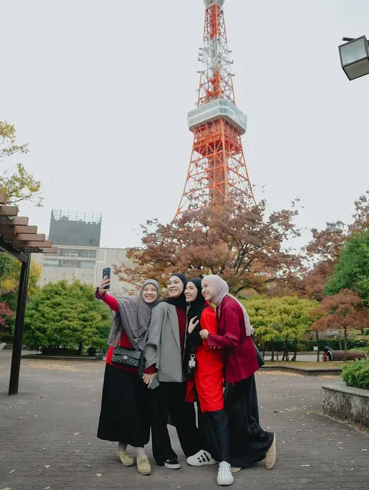 Geng RANAYU tak menyia-nyiakan kesempatan untuk mengabadikan momen berharga ini dengan mengenakan kimono yang cantik dan anggun. Dengan warna-warna yang kontras namun saling melengkapi, mereka berhasil menonjolkan keindahan budaya Jepang sekaligus menambahkan kesan kehangatan persahabatan mereka. [@dianayulestari].