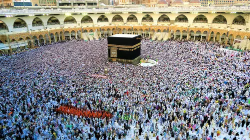 Ilustrasi ibadah haji, umrah, muslim, Ka'bah. (Photo by ekrem osmanoglu on Unsplash)