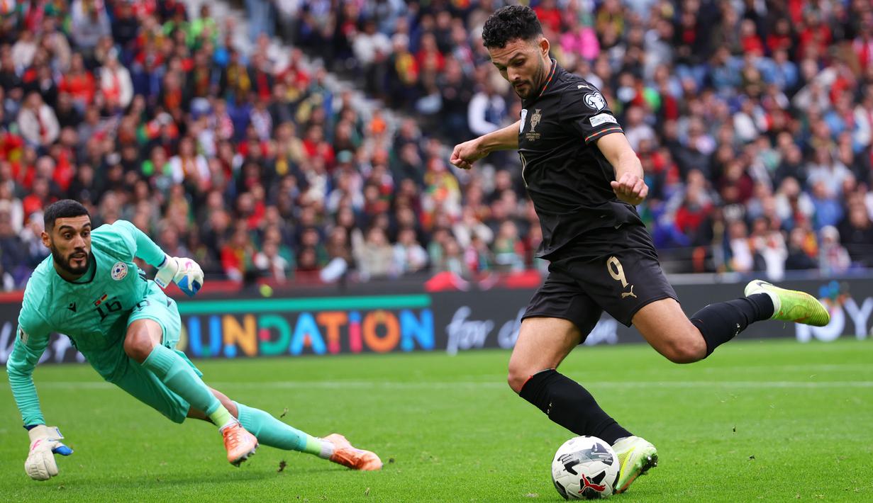 Pemain Portugal, Goncalo Ramos mencetak gol ke gawang Armenia dalam laga Grup F Kualifikasi Piala Dunia 2026 di Dragao Stadium, Porto, Minggu (16/11/2025) waktu setempat. (AP Photo/Luis Vieira)
