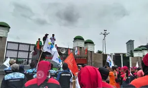 Massa Buruh Demo Depan Gedung DPR (AntaraNews)