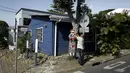 Gonzalo Sanchez menyelesaikan lukisan di pohon mangga yang diberi nama "The Woman in Red Bikini", di sudut jalan di lingkungan Escazu, Kosta Rika, Selasa (1/3). Lukisan itu menirukan sosok seorang wanita yang mengenakan bikini. (REUTERS/Juan Carlos Ulate)