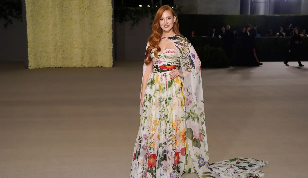 Jessica Chastain saat tiba di acara tahunan kedua Academy Museum di Academy Museum of Motion Pictures di Los Angeles, Amerika Serikat, Sabtu (15/10/2022). Kakinya yang kencang mengintip melalui dua celah setinggi paha dalam nomor yang menghentikan pertunjukan saat dia berjalan di karpet merah. (AP/Chris Pizzello)